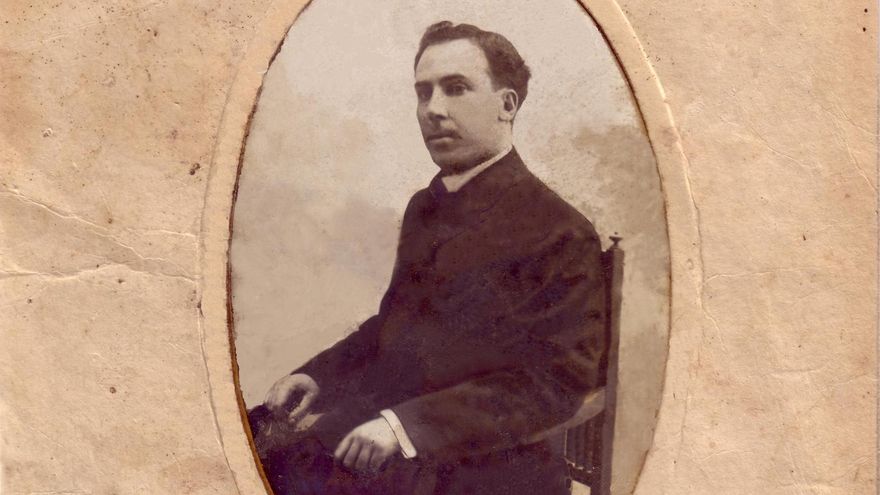 Fotografía de Antonio Machado con su traje de boda