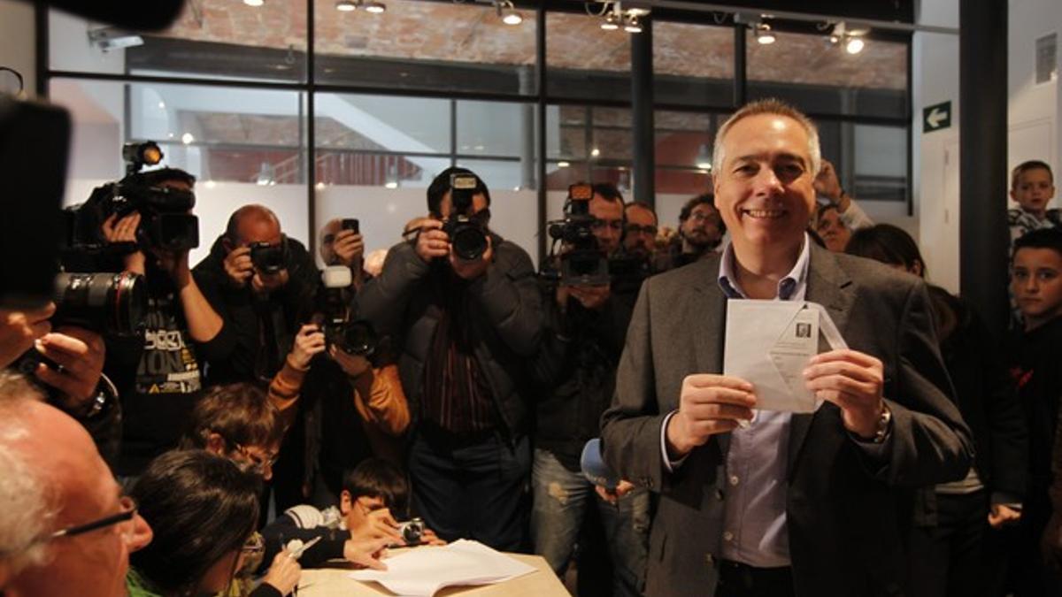 Pere Navarro muestra su papeleta antes de votar, en Terrassa.