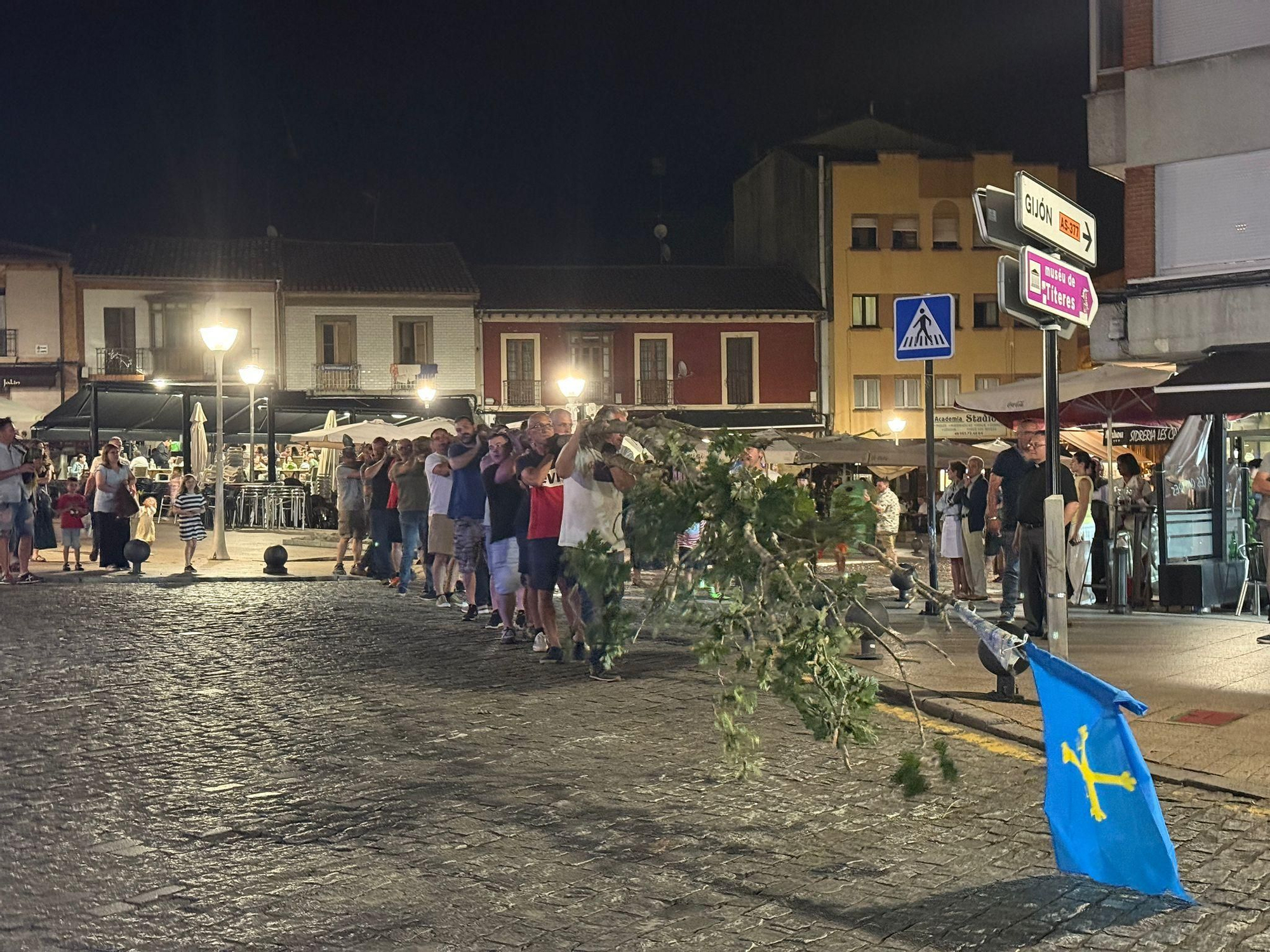 Así fue la plantación del roble de los &#039;casaos&#039; en Pola