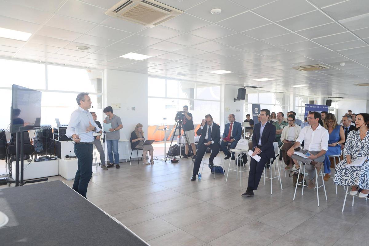 César Valero presenta el estudio de Metalesa durante el II Foro de Seguridad Vial.