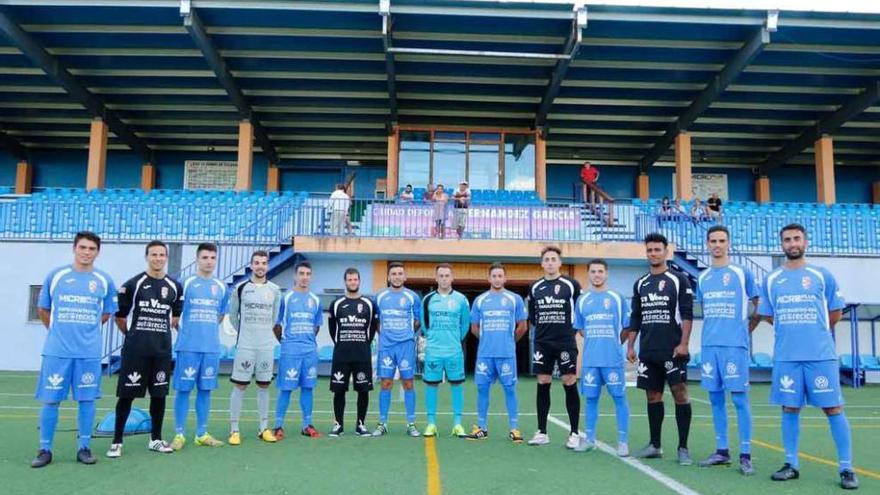 Los jugadores de la plantilla del CD Villaralbo posan con las nuevas equipaciones que utilizarán a lo largo de la presente campaña.