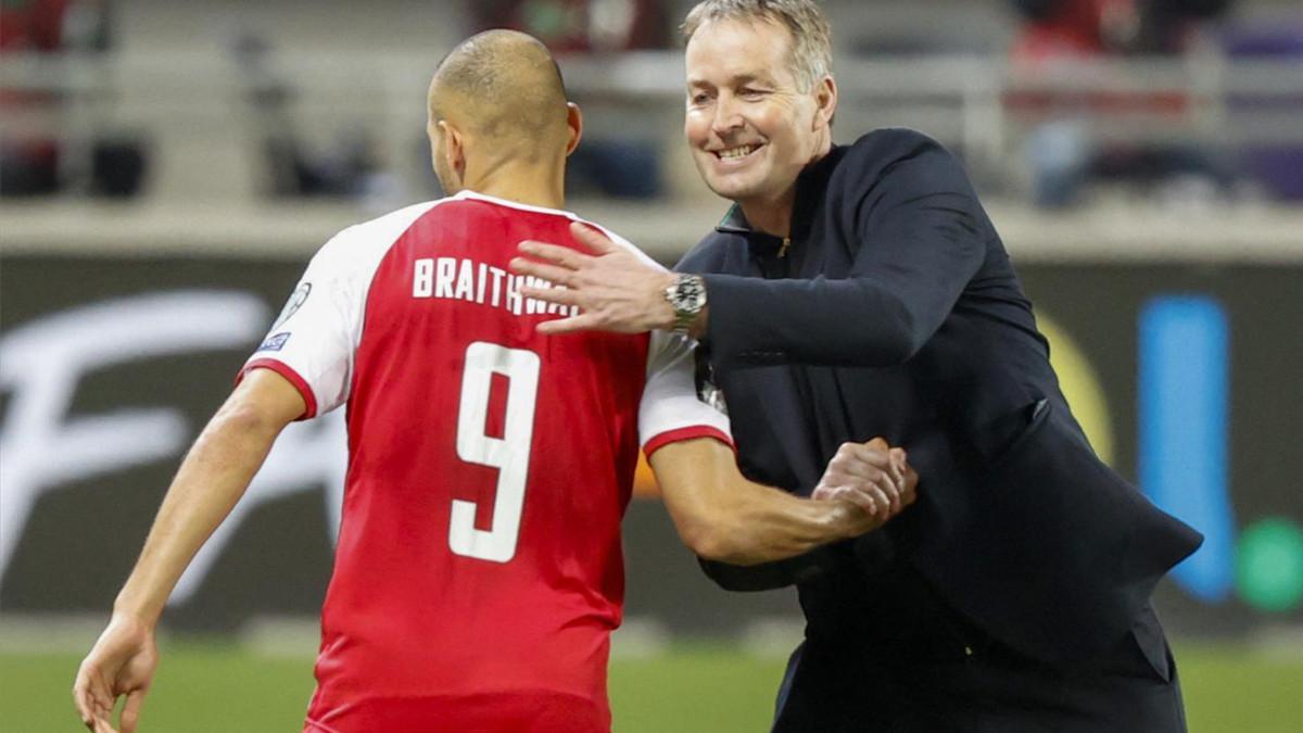 Kasper Hjulmand y Martin Braithwaite durante un encuentro de Dinamarca