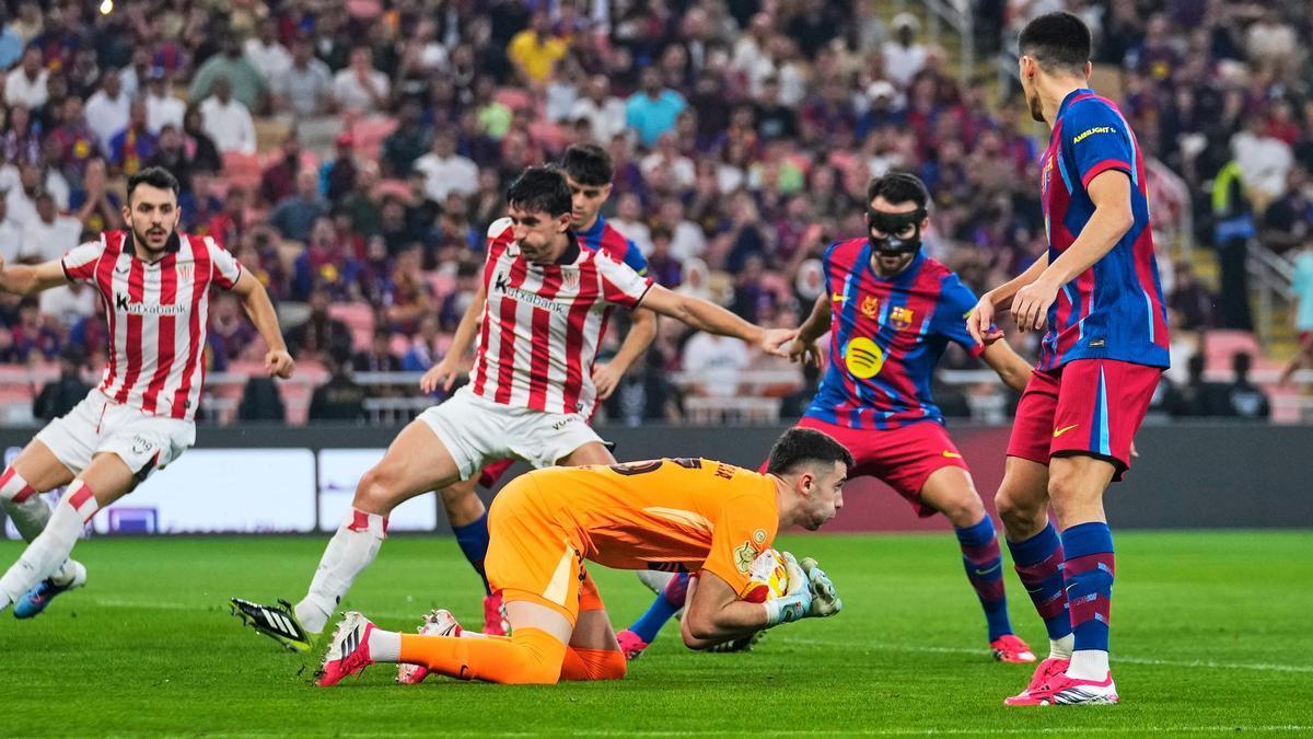 Joan Garcia detiene un balón ante el Athletic Club Bilbao en laproimera semifinal de la Supercopa