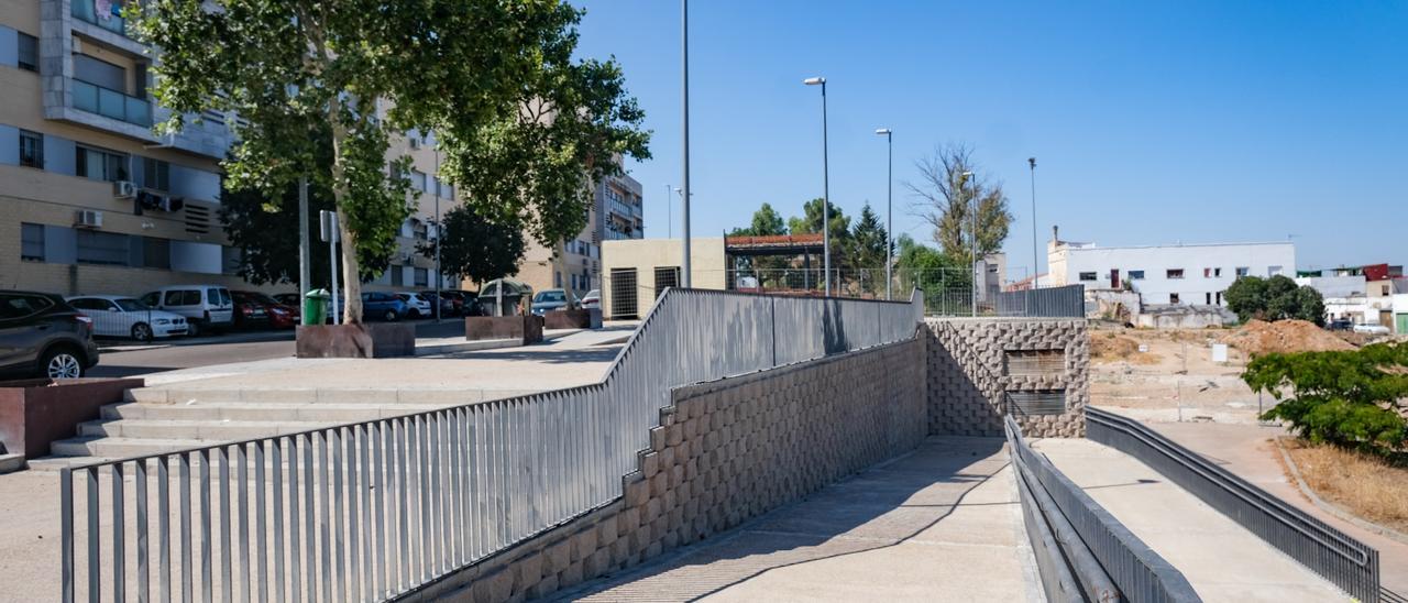 La parte superior del parque de La Viña, donde se han reformado el solado, escaleras y rampas y se ha construido un quiosco-bar.