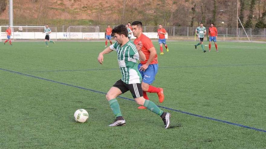 Ernesto controla el balón presionado por Naya.