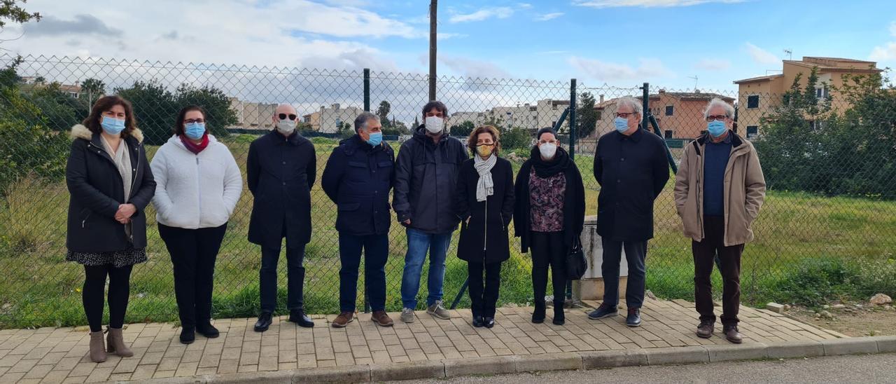 Imagen de las autoridades en el solar de Bunyola donde se construirá la futura residencia del municipio.