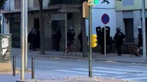 Intervención de los Mossos d’Esquadra en Salt, Girona, este martes.