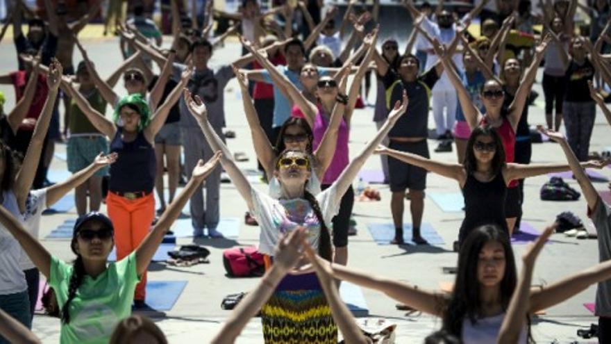 Miles de yoguis celebran el primer Día Mundial del yoga en la India