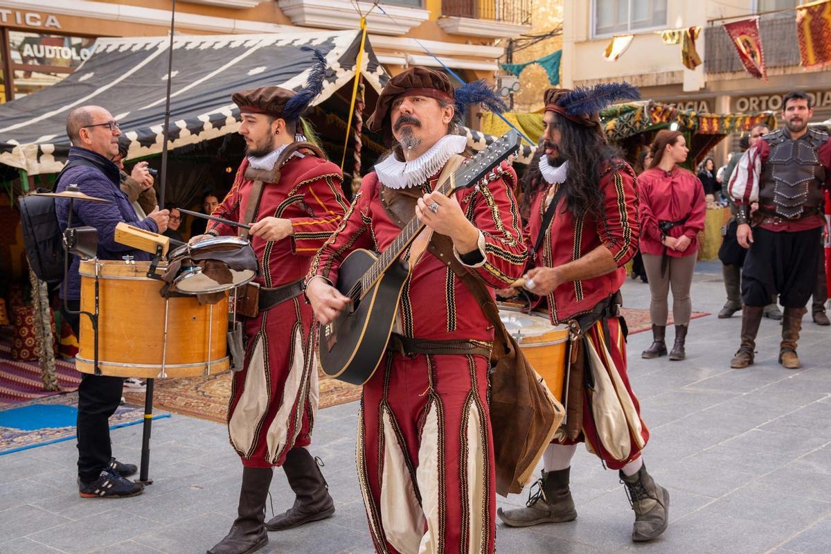 Así se sumerge Llombai en su historia con el mercado renacentista de los Borja