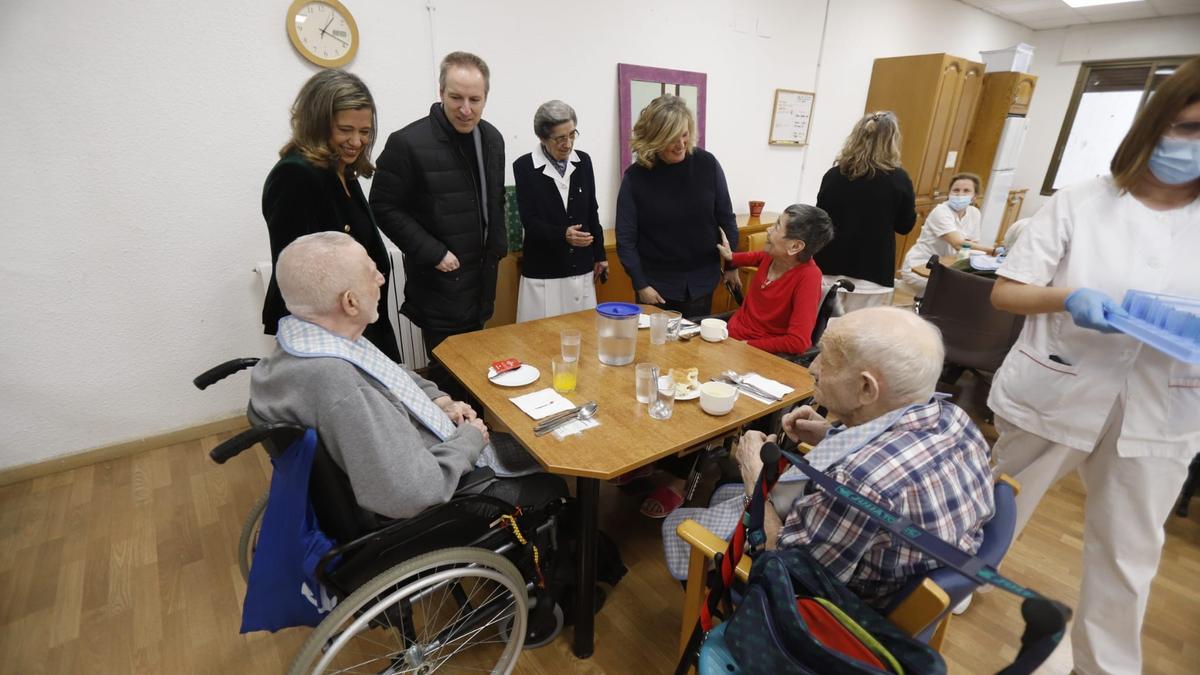 En imágenes | EL PERIÓDICO DE ARAGÓN reparte roscón en la Casa Amparo