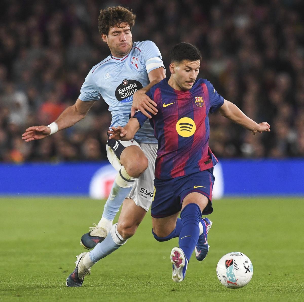 Marcos Alonso trata de frenar a Roony durante el partido. | LOF