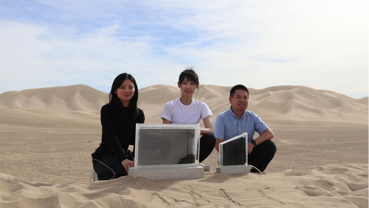 Dos recolectores de agua trabajando en el desierto junto a los investigadores. De izquierda a derecha: Shucong Li, Chang Liu y Xiao-Yun Yan.