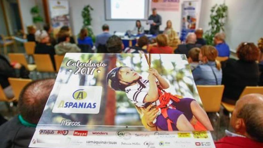 Aspanias presentó ayer su nuevo calendario solidario en su sede de Elche.