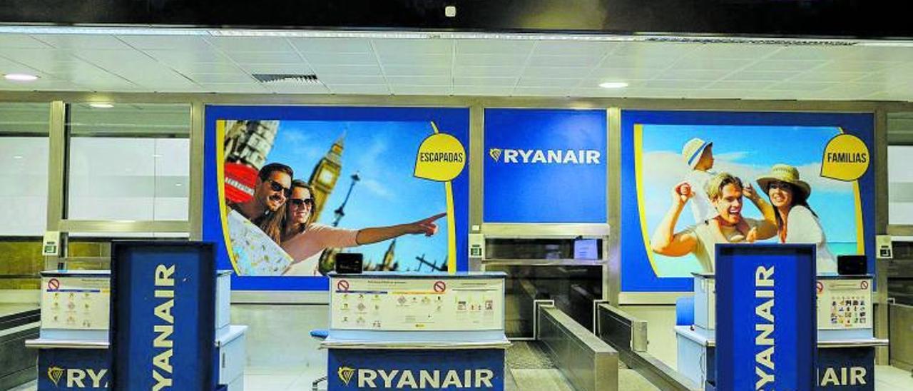 Mostradores de Ryanair cerrados en el aeropuerto de Gran Canaria. | | JOSÉ CARLOS GUERRA