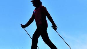 Un hombre practica la marcha nórdica.