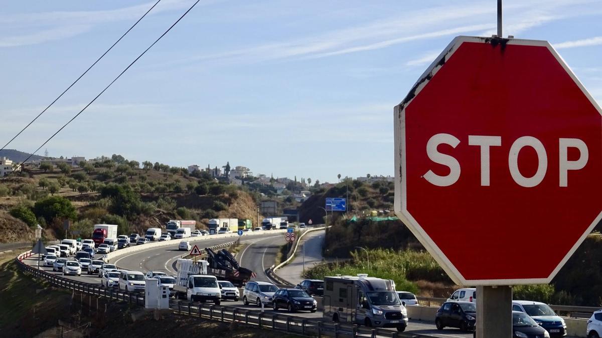 Acceder a la capital costasoleña desde Rincón de la Victoria empieza a convertirse a diario, desde primera hora, en una auténtica odisea.