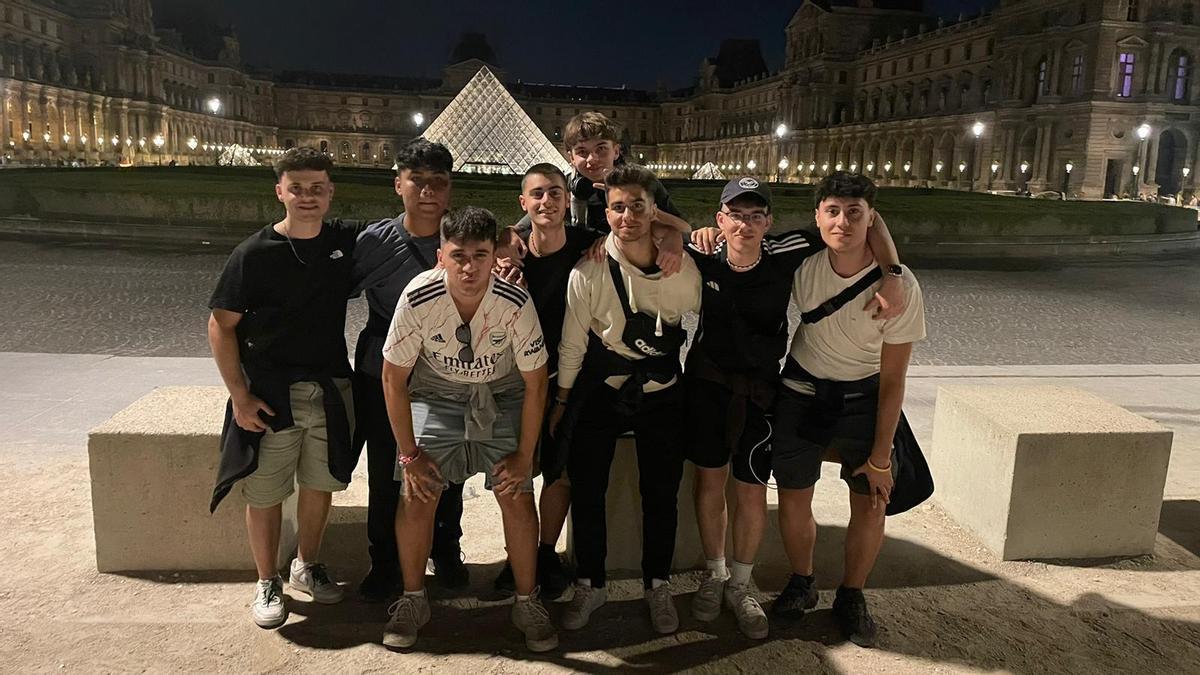 Enzo Labrín y su grupo en Paris