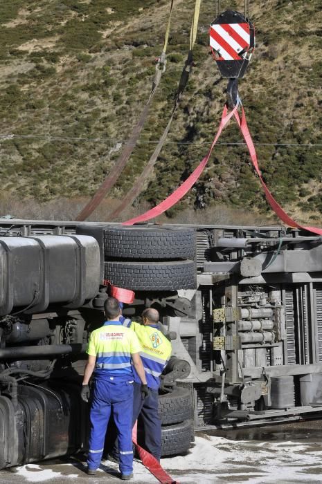 El vuelco de un camión obliga a cortar la carretera de Pajares