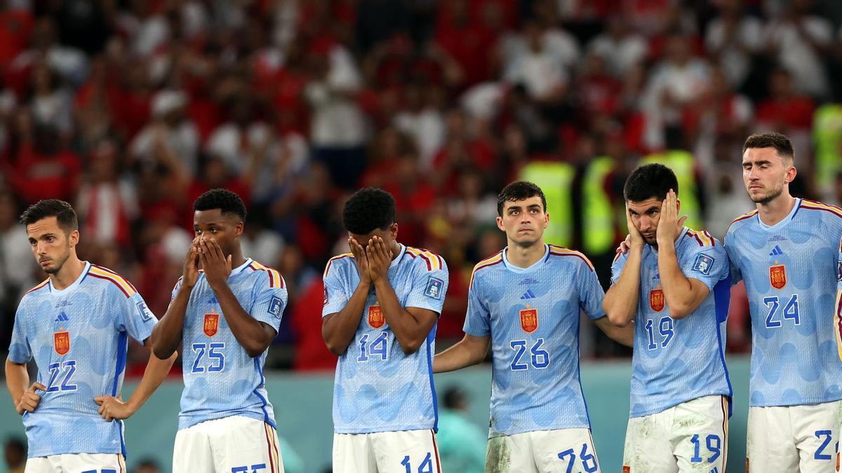 Los jugadores españoles esperando lo peor en la tanda de penaltis contra Marruecos.