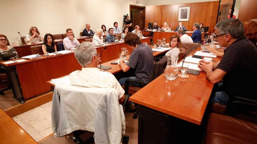 Asistentes, ayer, al Pleno del Ayuntamiento de Avilés.