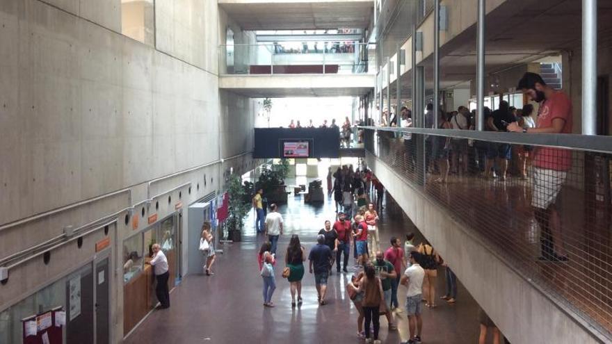 Los aspirantes a la plaza convocada llenan los pasillos de la Facultad de Economía y Empresa, a las puertas de las aulas, minutos antes del comienzo del examen.