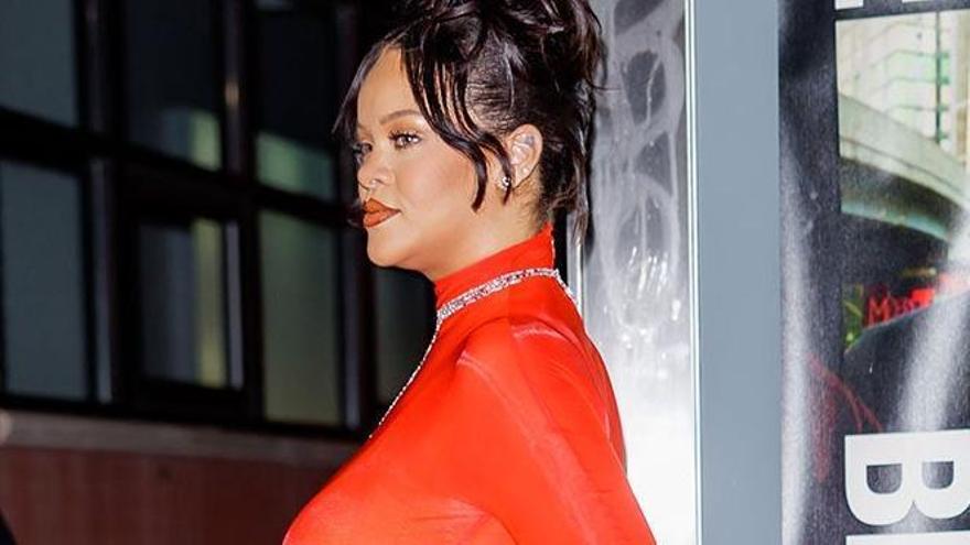 Rihanna con 'total look' naranja