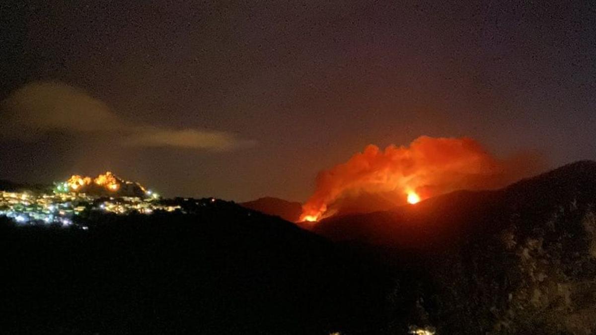 Imagen distante de los dos incendios declarados en Sierra Bermeja.