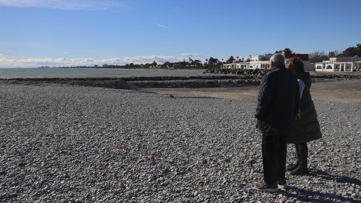 Unos vecinos contemplan las Casas de Queralt, ayer.
