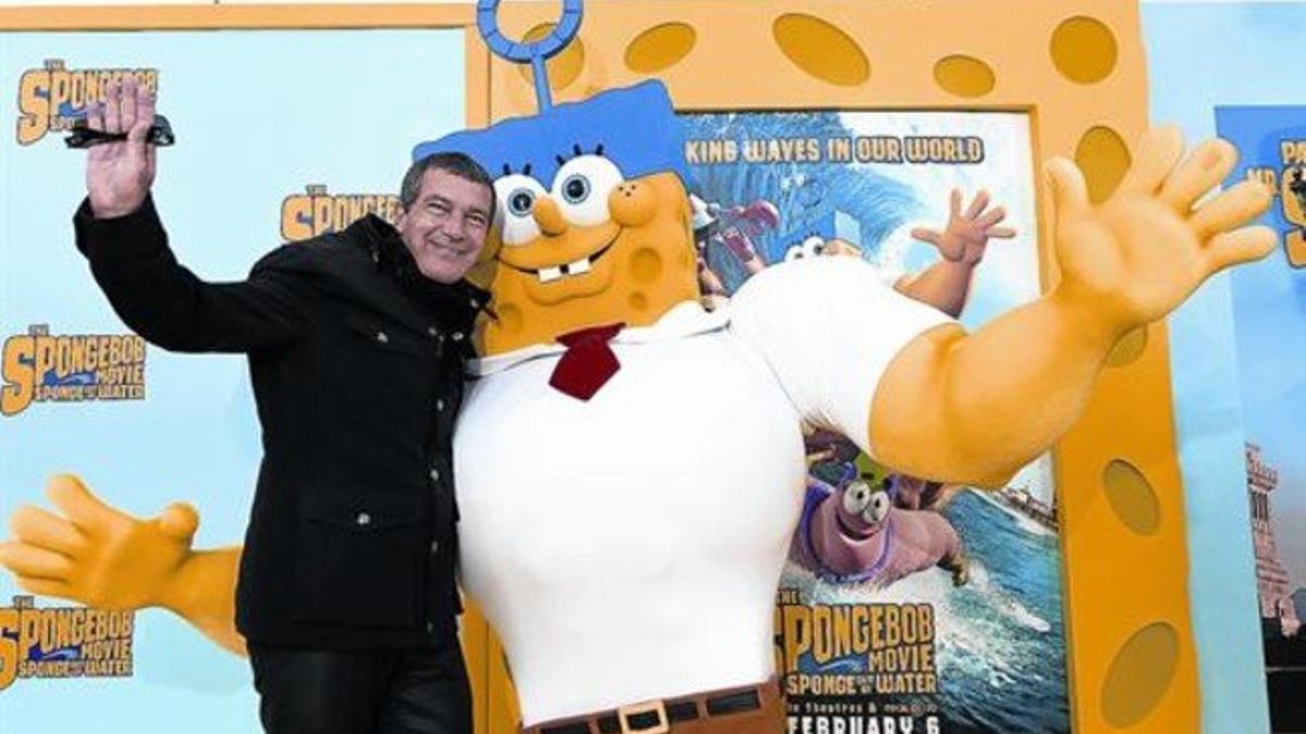 Antonio Banderas, con Bob Esponja, en  el estreno en Nueva York, el 31 de enero. A la izquierda, un Patricio superheroico, en la película.