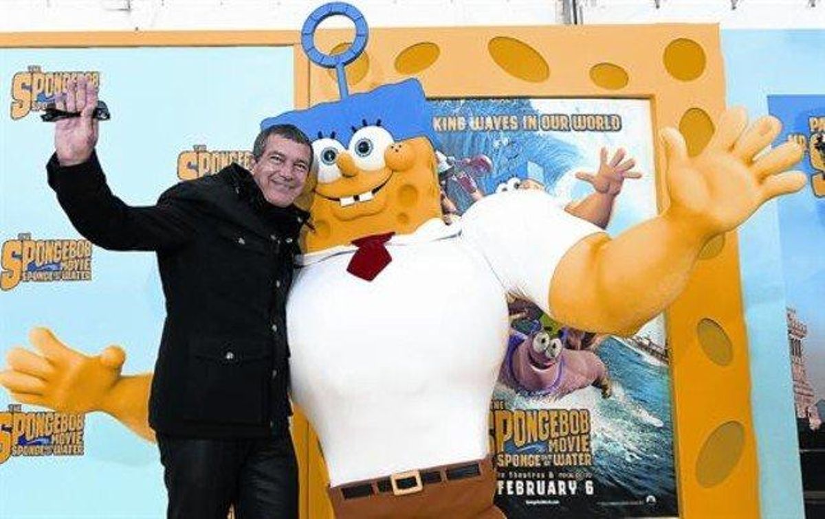 Antonio Banderas, ambBob Esponja, en l’estrenaa Nova York, el 31 de gener. A l’esquerra, un Patrick superheroic, a la pel·lícula.