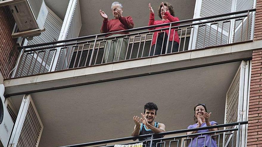 Aplaudiments des de balcons, a Manresa, durant el confinament