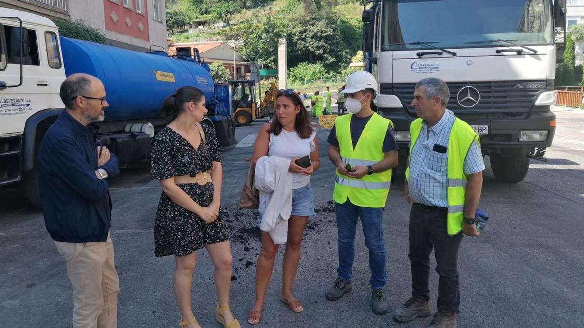 Un momento de la visita a las obras en la calle Pura P. Prado.   | // FDV