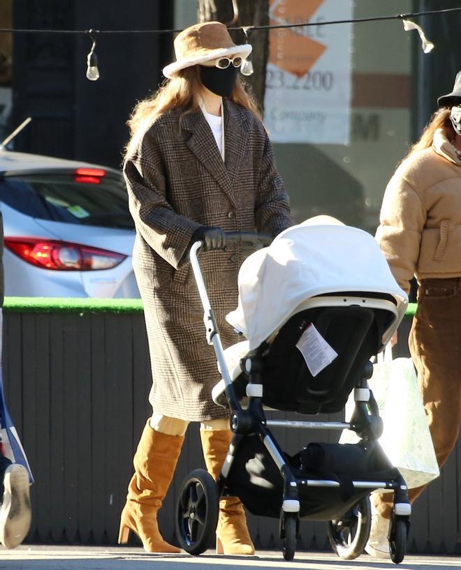 Gigi Hadid look con gorrito de invierno