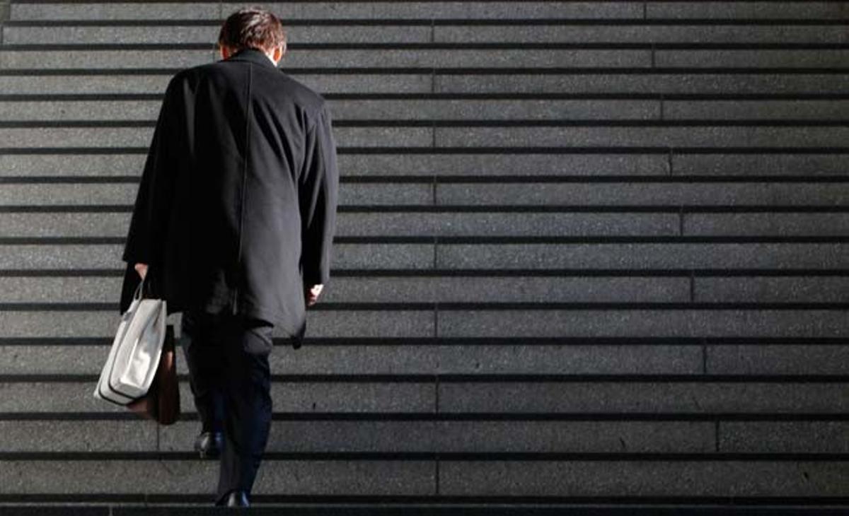 Un home puja les escales d’una estació de Tòquio, Japó.