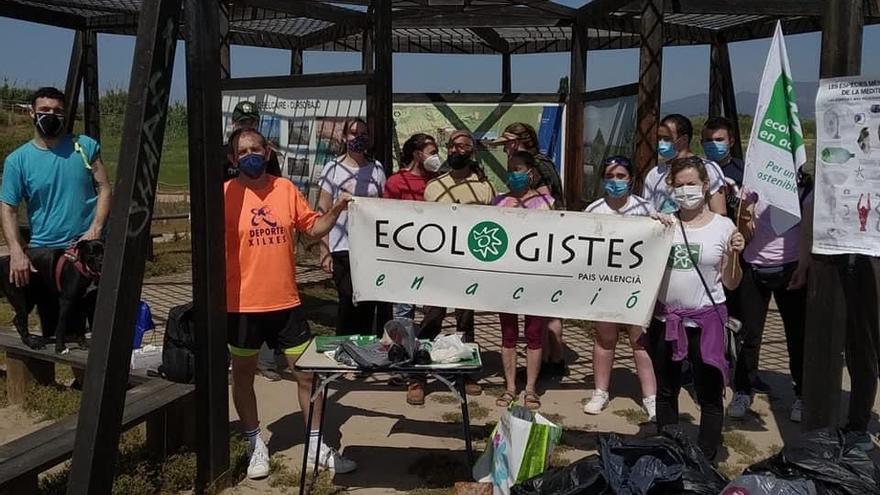 Part del grup de voluntaris participants en la batuda de neteja a la platja.