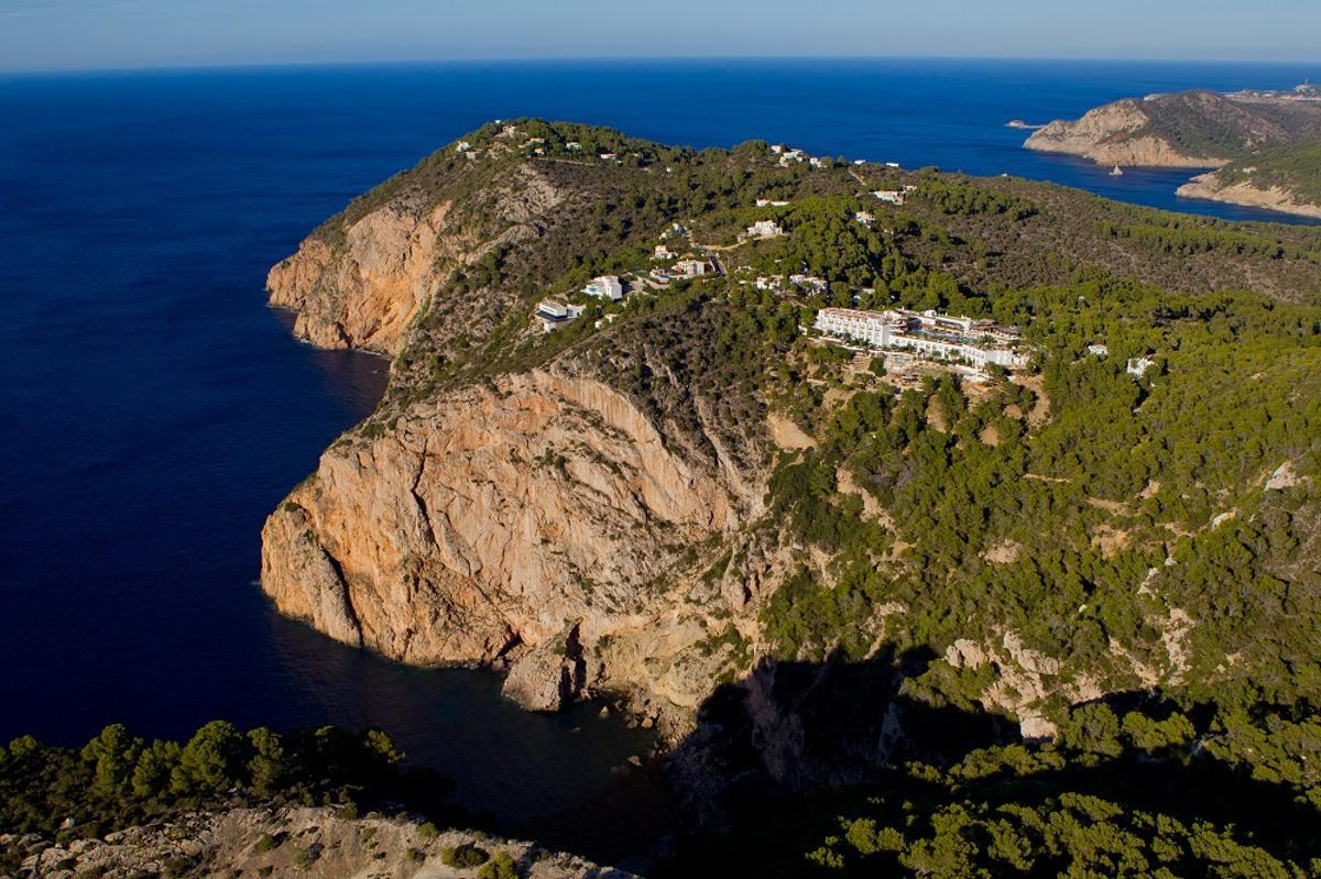 Hacienda Na Xamena está situado sobre un acantilado a 180 metros sobre el nivel del mar.
