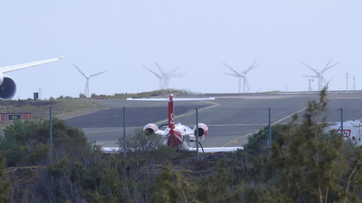 Trasladan a Países Bajos al paciente con síntomas de hantavirus que permanecía en un avión en Gran Canaria