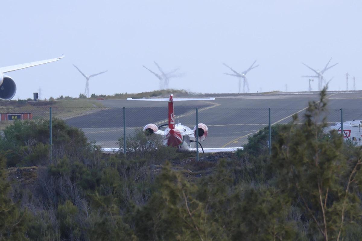 Las imágenes del avión medicalizado con dos infectados por hantavirus en la base aérea de Gando, en Gran Canaria