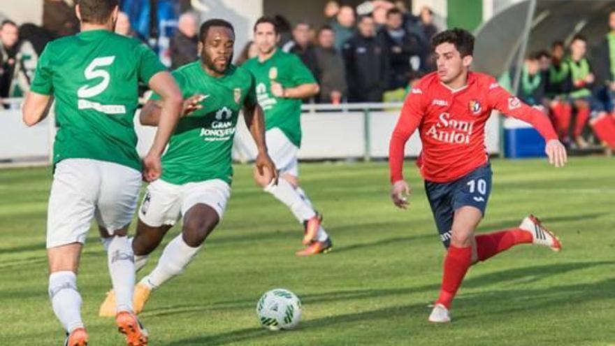 Uri Santos intenta arribar a la pilota en el derbi de diumenge contra La Jonquera.