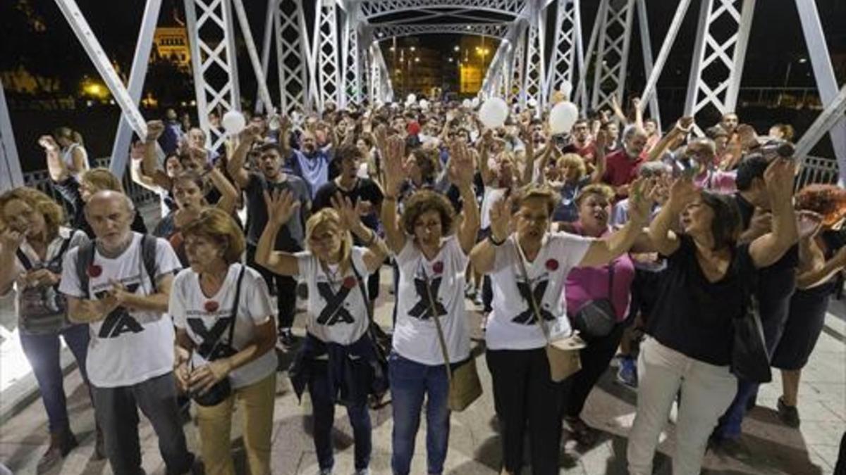 Centenares de personas de manifiestan en Murcia por el soterramiento.