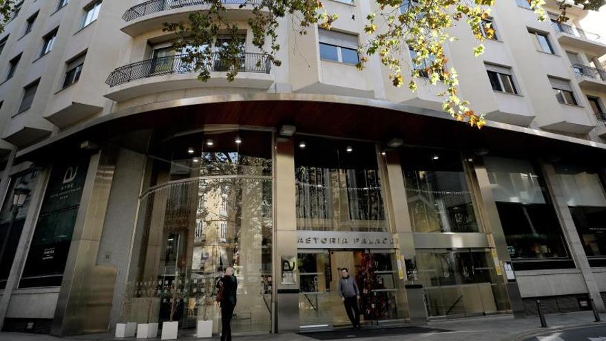 Fachada del hotel, a pocos metros de la plaza del Ayuntamiento.