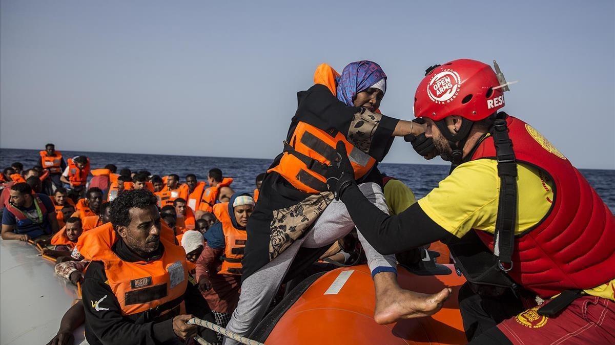 fcasals44063653 a migrant aboard a rubber dinghy off the libyan coast is hel180630152715