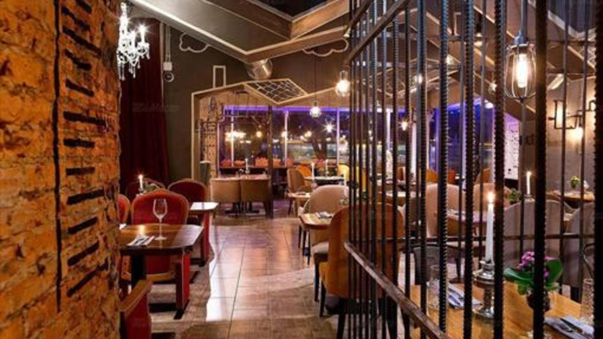 El restaurante Kusochki tiene tres ambientes: una prisión, un hospital y el Kremlin.