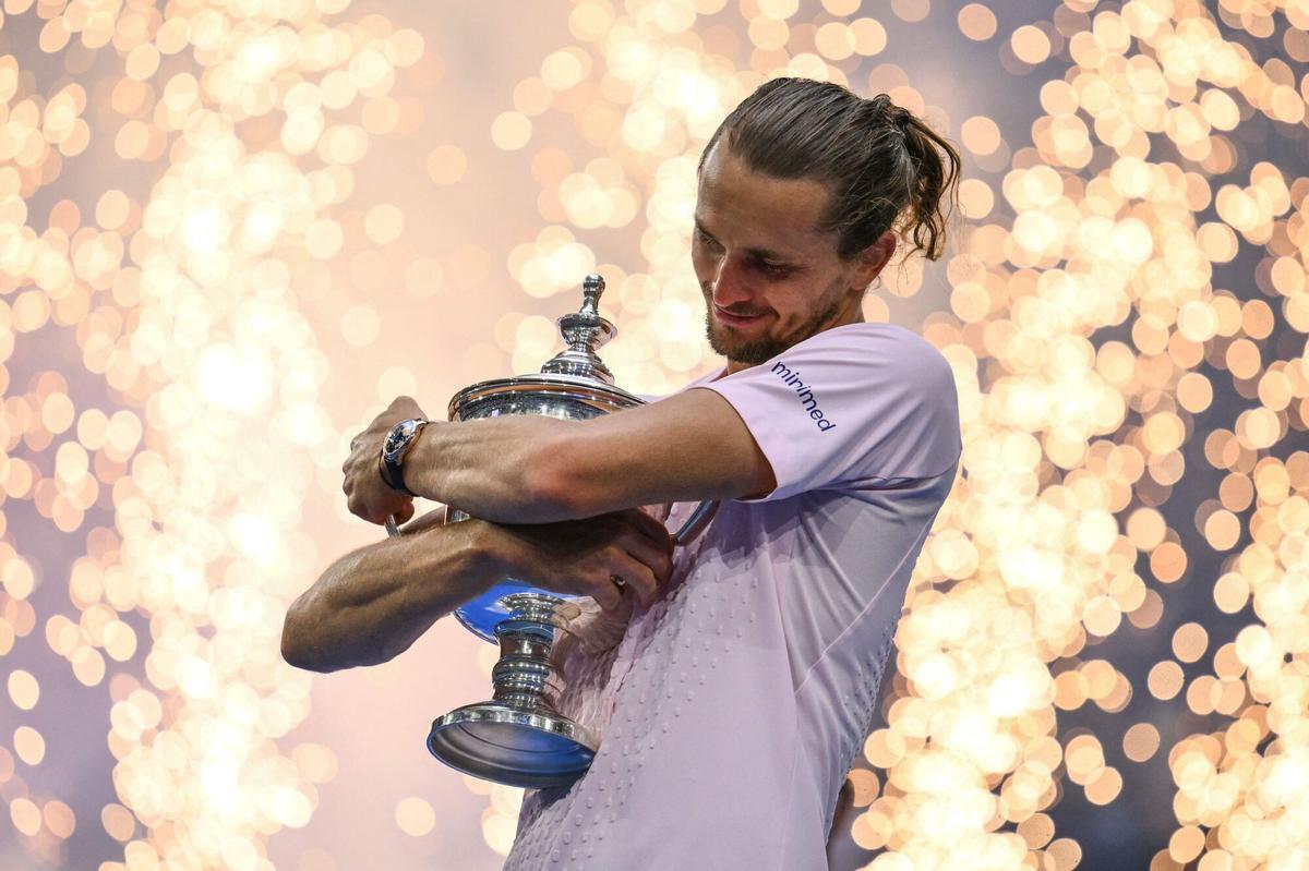 Alexander Zverev, con el título de ganador del US Open.
