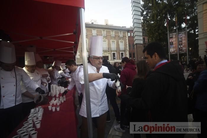 Degustación de monas y chocolate en la Plaza del Romea