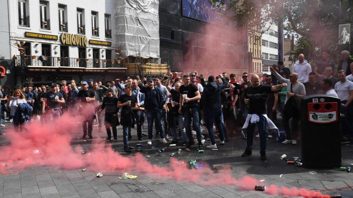 Varios seguidores del Ajax de Ámsterdam en la plaza de Leicester en Londres