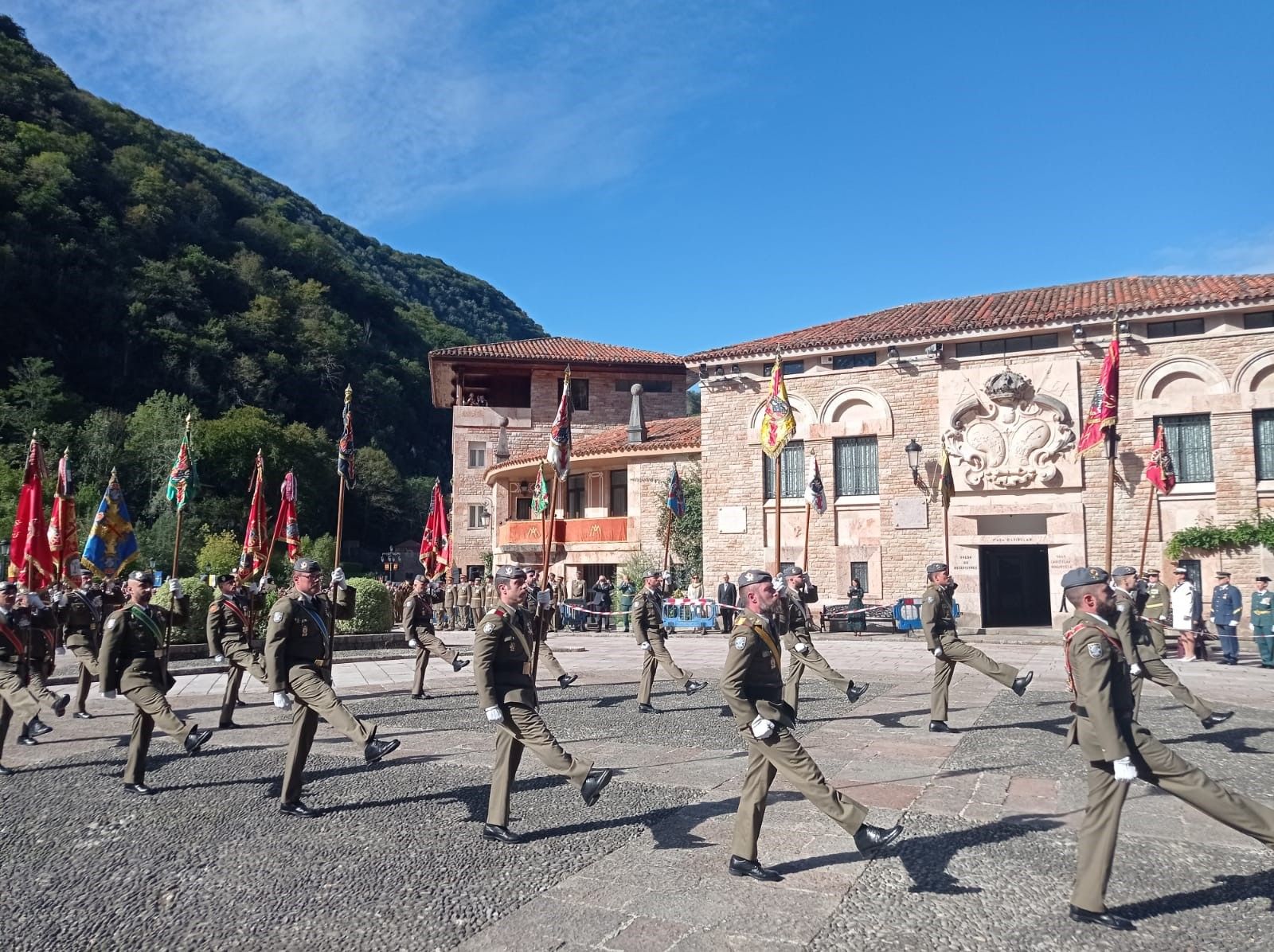 Multitudinaria jura de bandera en Covadonga, con imágenes para la historia en el real sitio