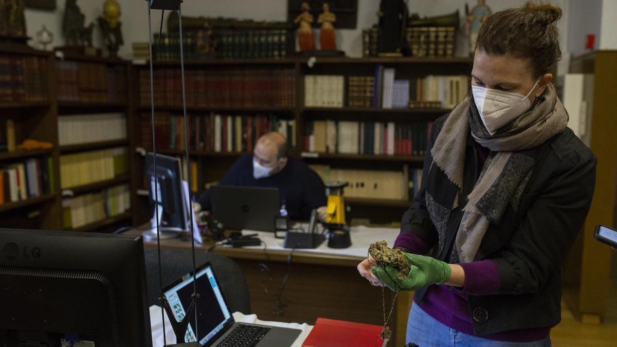 Therese Martin estudia la bolsa donde estaban los anillos. / Brais Lorenzo