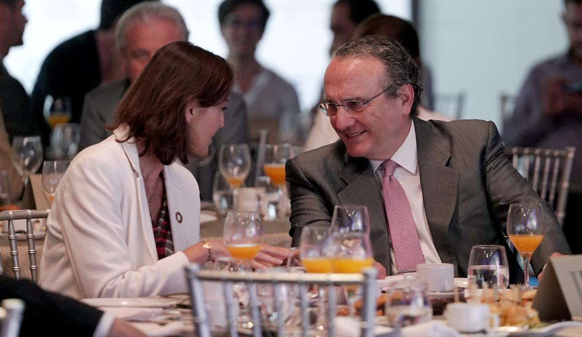 Reyes Maroto y Javier Moll conversan durante el evento de presentación de 'Escápate Cerca'.