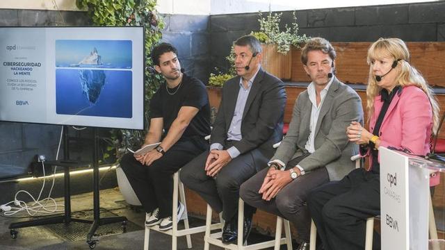 Por la derecha, Laura del Pino, Miguel Quintanilla, Pascual Carrascal y Santi Marcilla en la mesa de debate.| José Carlos Guerra